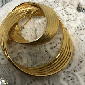 Vintage gold swirl brooch 💛